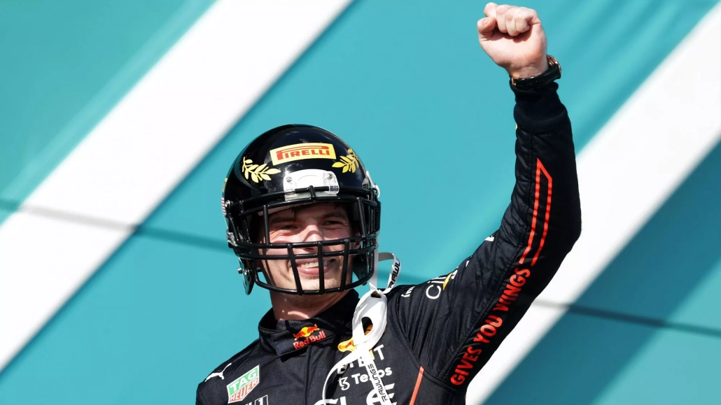 F1 2022 GP di Miami -Max-Verstappen-indossa il casco NFL sul podio